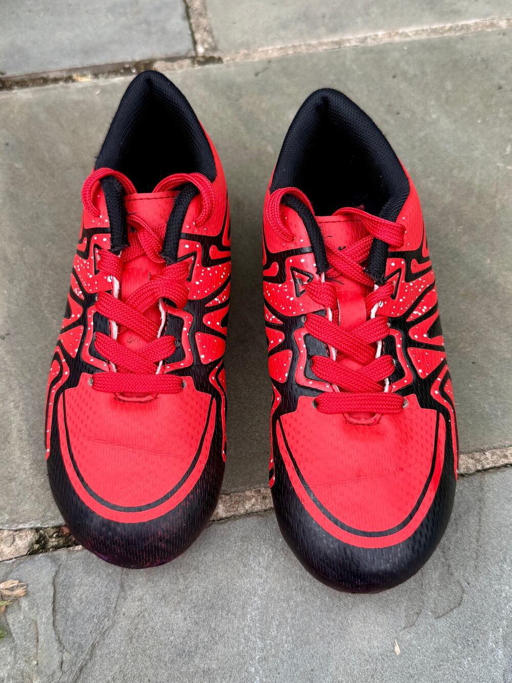 Dream Pairs Kids Soccer Cleats – Red & Black Swirl Pattern